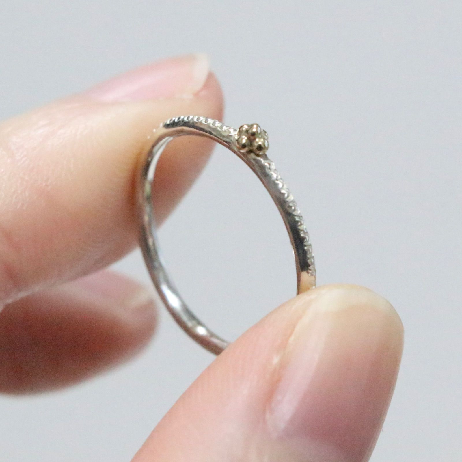 ちいさなK10の粒々とミル打ちシルバーのコンビリング約11号弱 - メルカリ