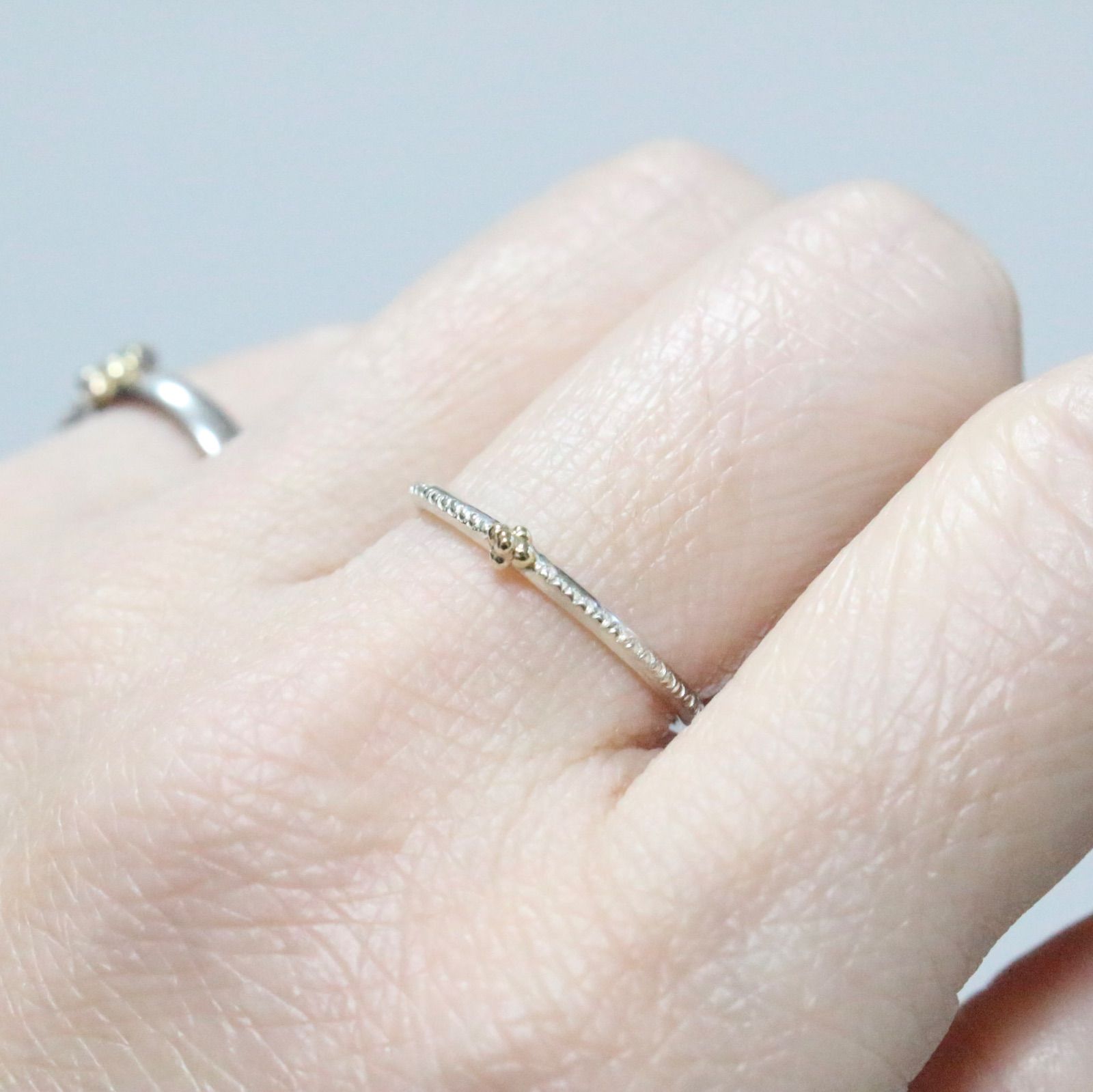 ちいさなK10の粒々とミル打ちシルバーのコンビリング約11号弱 - メルカリ