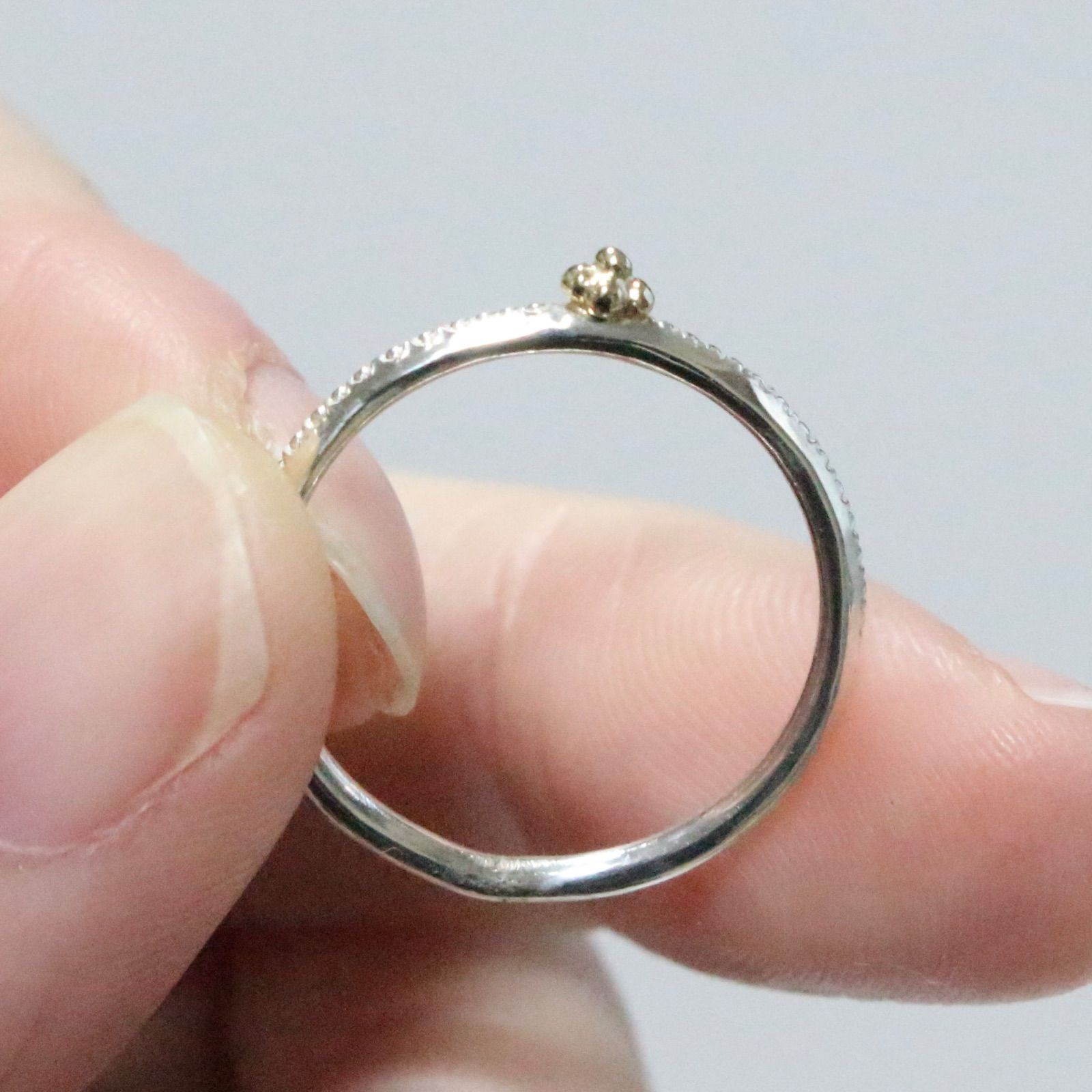 ちいさなK10の粒々とミル打ちシルバーのコンビリング約11号弱 - メルカリ