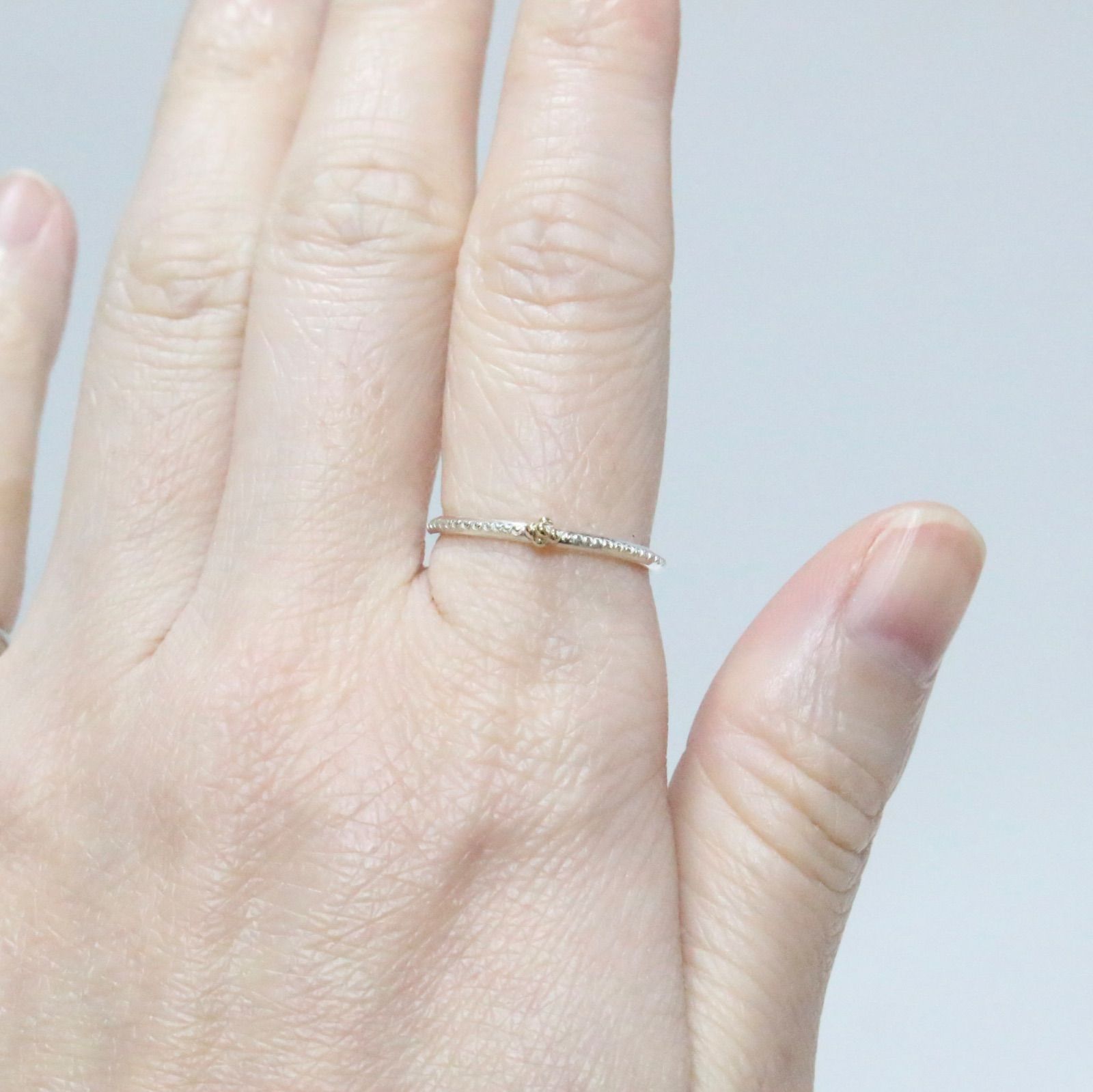 ちいさなK10の粒々とミル打ちシルバーのコンビリング約11号弱 - メルカリ