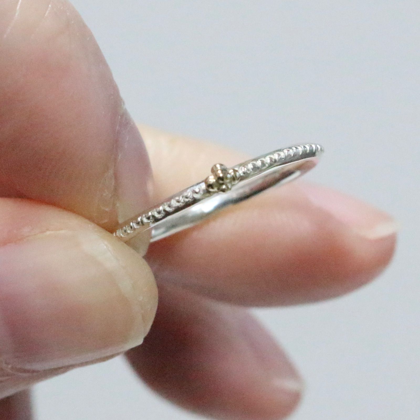 ちいさなK10の粒々とミル打ちシルバーのコンビリング約11号弱 - メルカリ