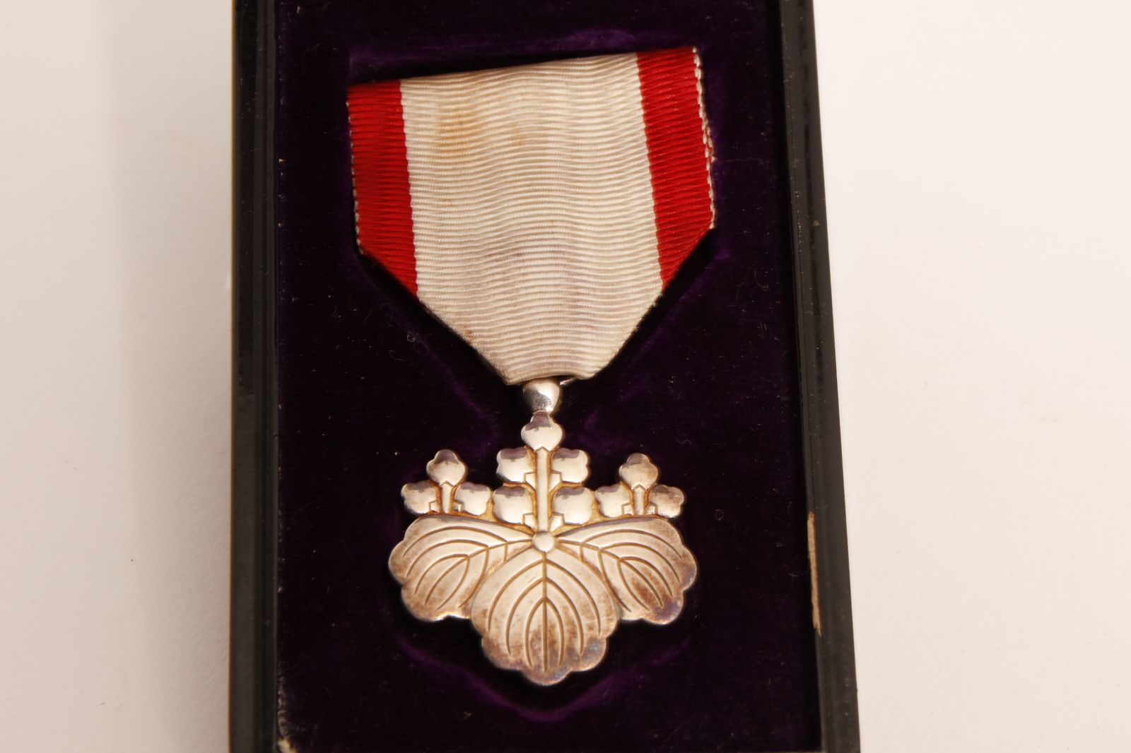 2547 勲八等白色桐葉章 大日本帝国 勲章 箱付き 歴史 日本 - メルカリ