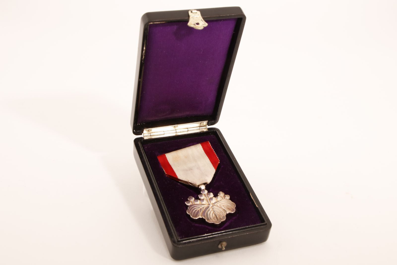 2547 勲八等白色桐葉章 大日本帝国 勲章 箱付き 歴史 日本 - メルカリ