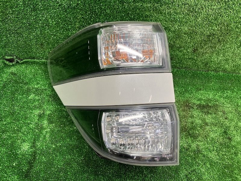 ヴェルファイア GGH25W 左テールランプ・テールライト 3.5Z コイト 58 ヴェルファイア GGH25W 左テールランプ・テールライト 3.5Z コイト 58