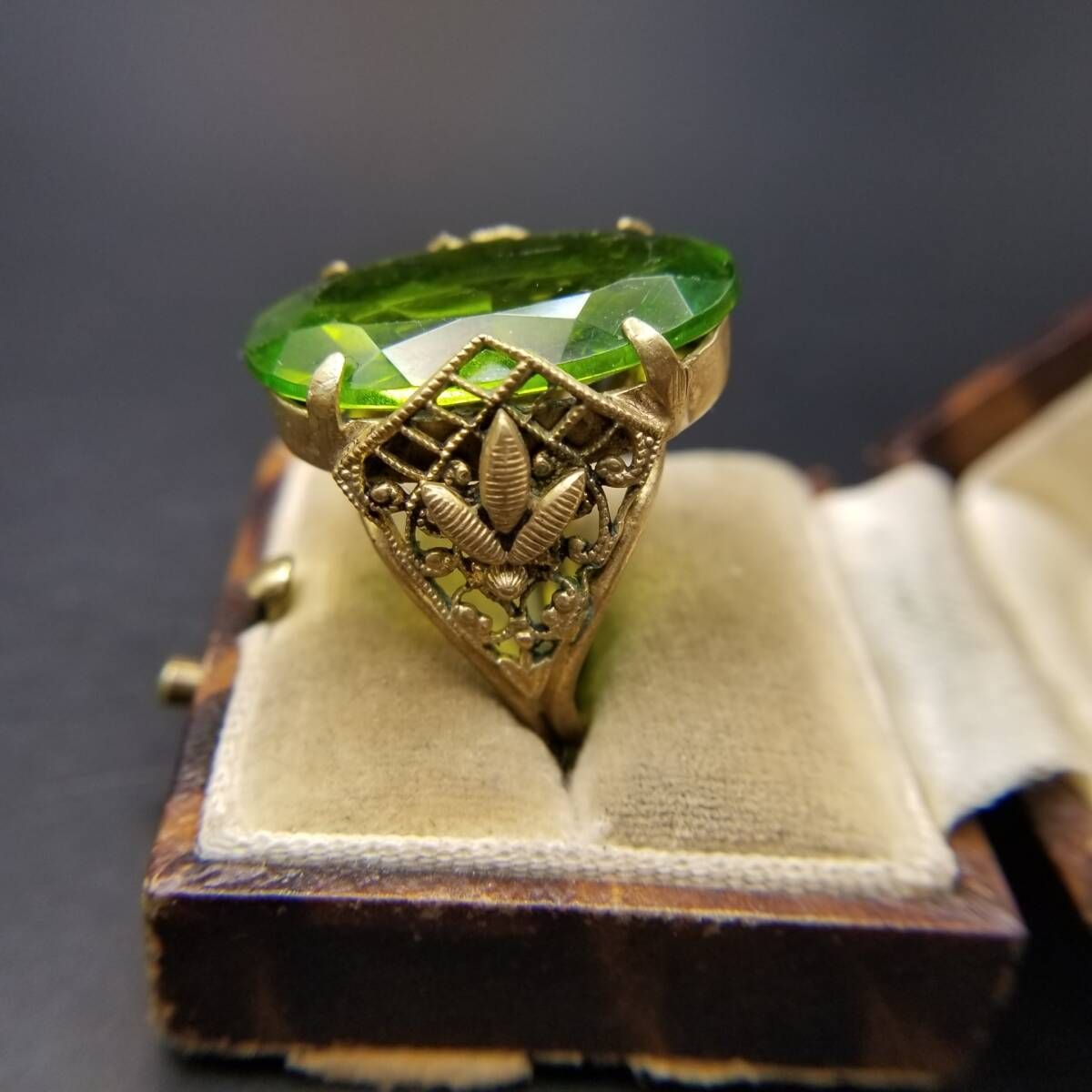 大粒 グリーンストーン オーバル ファセット ヴィンテージ リング