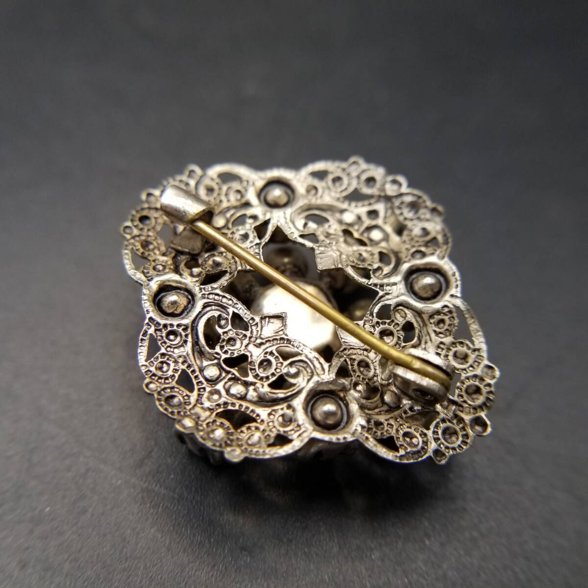 ヴィンテージ フィリグリー ブローチ パープルガラス フィリグリー装飾 フローラル ヴィンテージ ブローチ