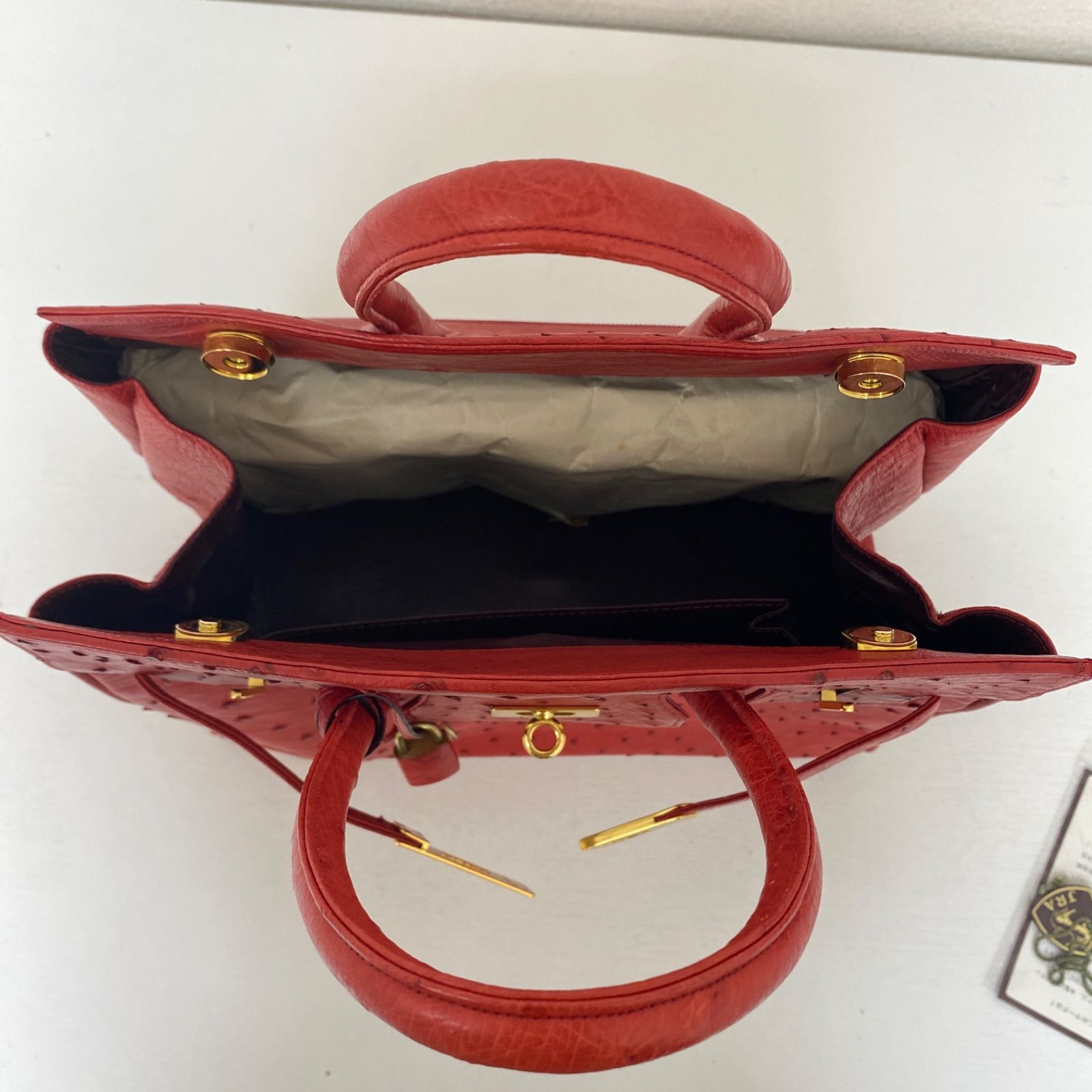 やかんひこう 美品 日本最高級JRA オーストリッチ ハンドバッグ カデナ ✨JRA公認✨オーストリッチ ハンドバッグ レッドカデナ 鍵付き - メルカリ