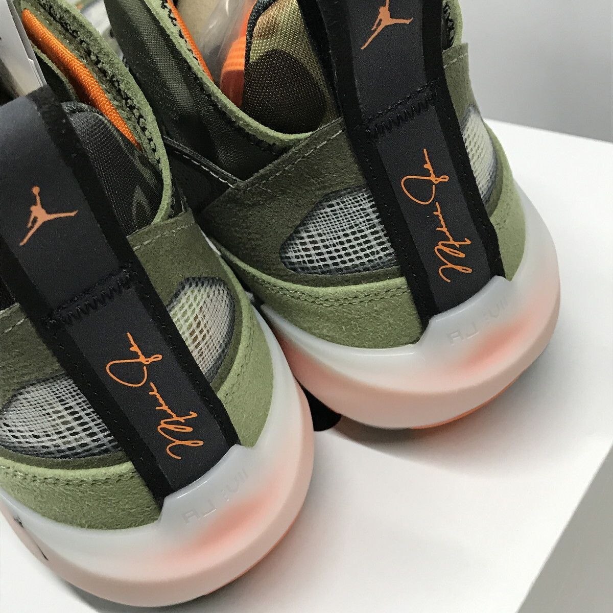 ○UNDEFEATED × Nike Air Jordan 37 Oil Green DV6255_300 スニーカー