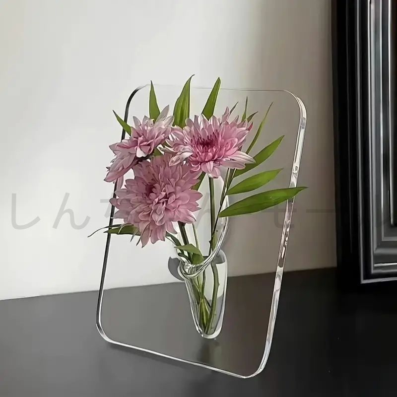 モダンなクリアウォールフラワーベース - シンプルで洗練された透明
