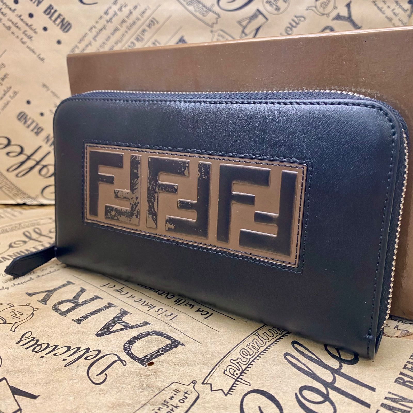 フェンディ 長財布 ズッカ ラウンド 革 黒カード 札入れ FZ 506