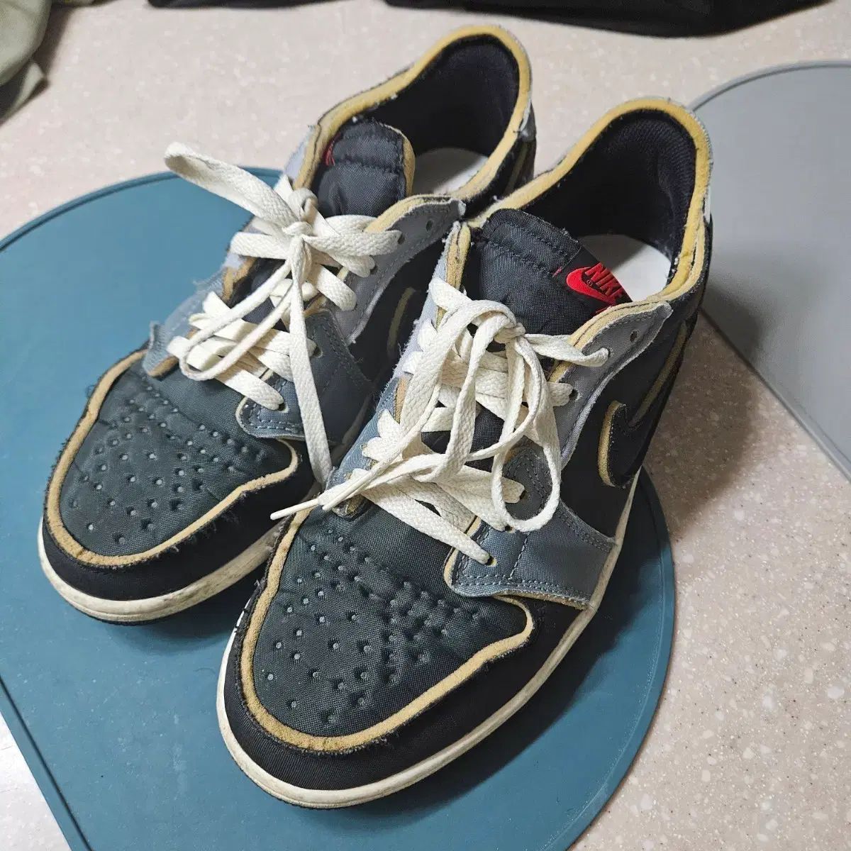 ジョーダン レトロ ロー スニーカー 275