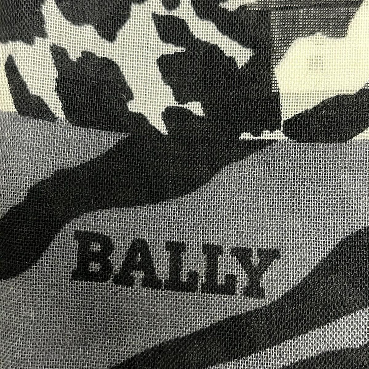 - グレー×黒×アイボリー