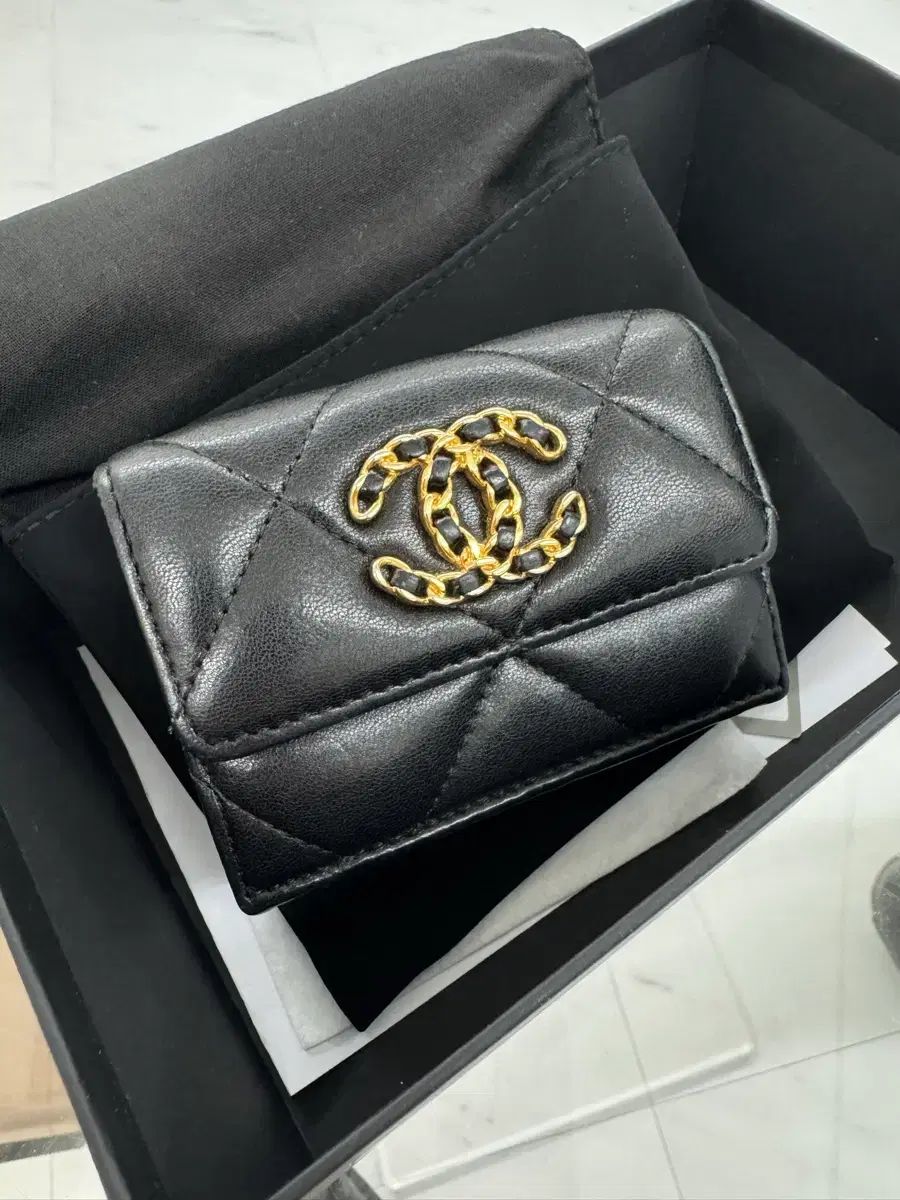 シャネル19 ナインティン フラップ 二つ折り財布 ㅡ ^^