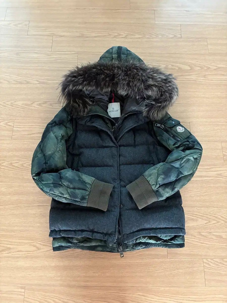 モンクレール カモフラージュ ミリタリー ファー ダウン