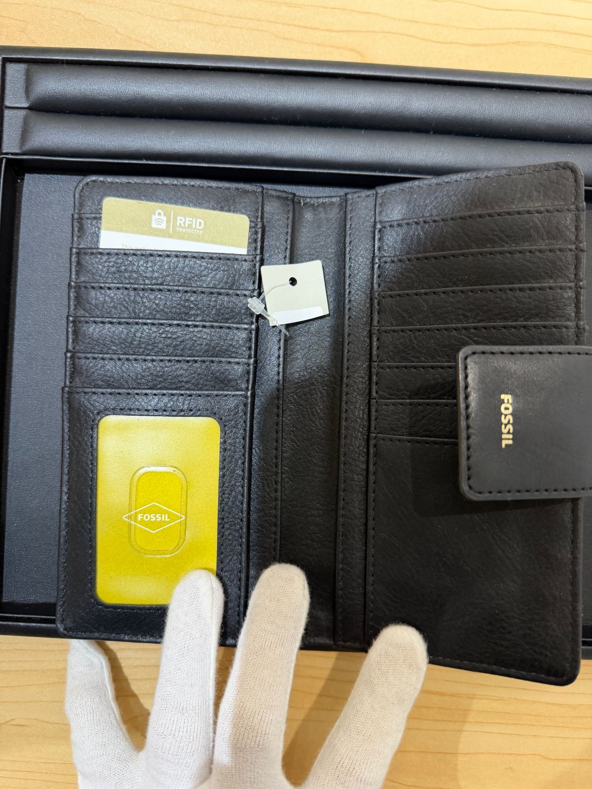 新品未使用》FOSSIL☆タブクラッチ長財布(黒） - メルカリ