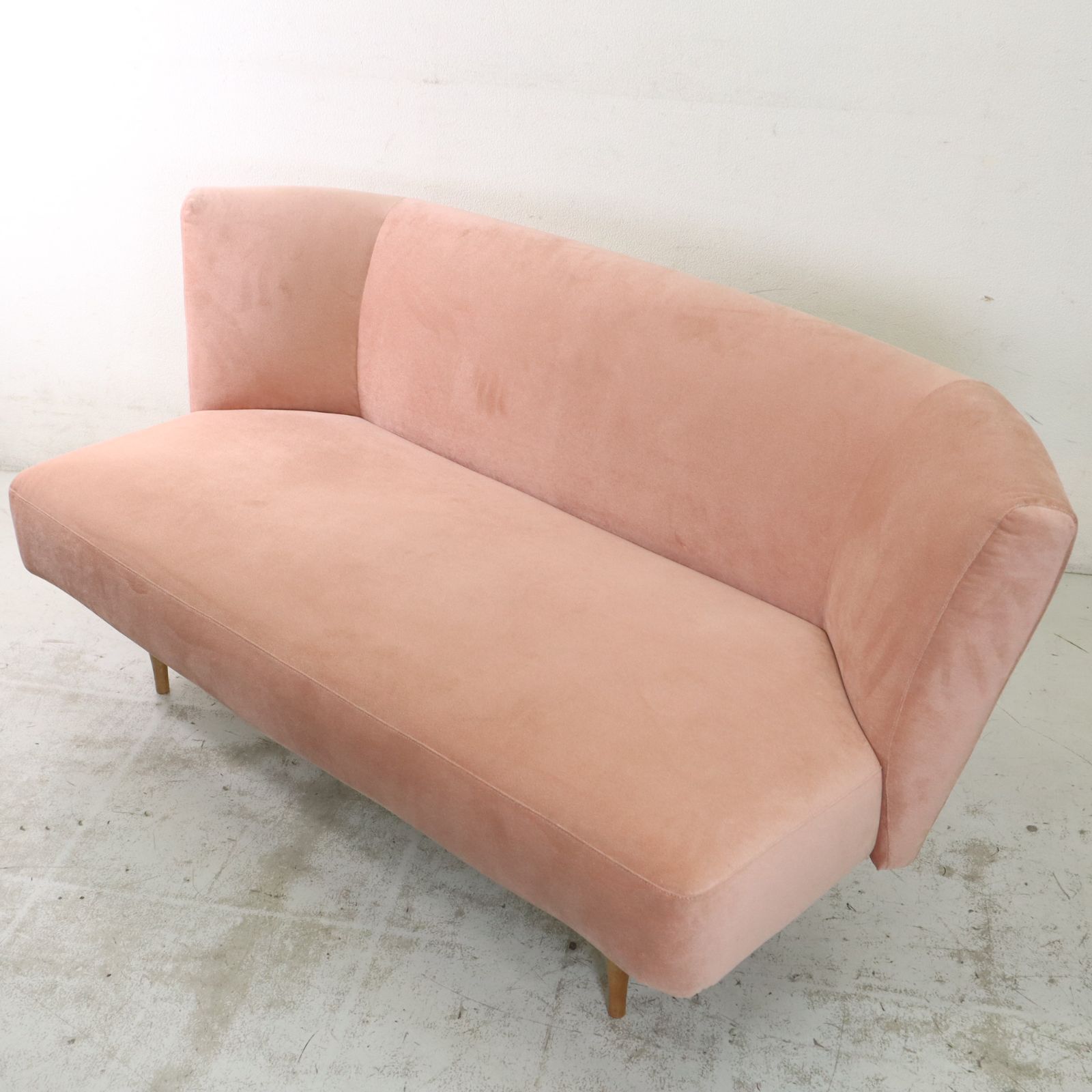 サーモンピンク