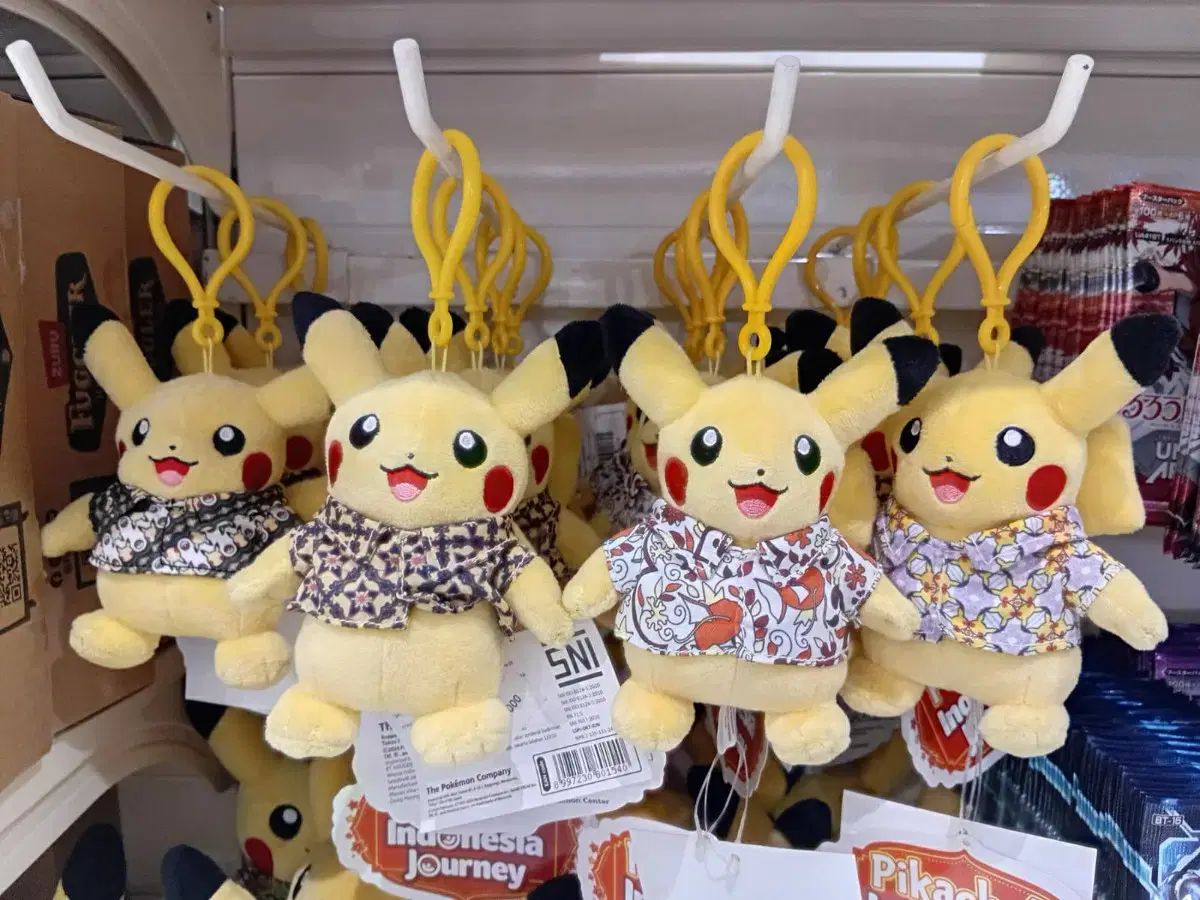 ピカチュウ バティック ぬいぐるみ キーホルダー - メルカリ