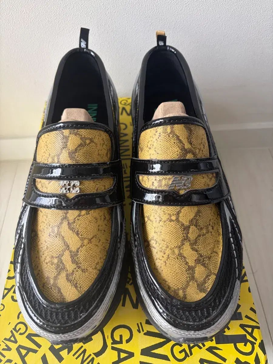 GANNI x ニュー ンス 1906 |