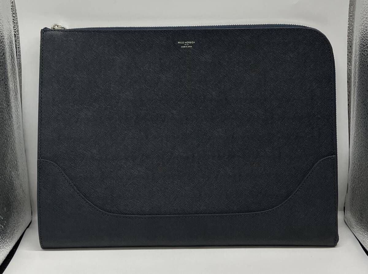 PELLE MORBIDA ペッレ モルビダ セカンドバッグ 持ち手無しバッグ キャピターノ サフィアーノレザー A ロゴ ネイビー