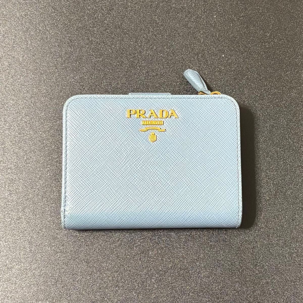 u 6 PRADA プラダ ライトブルー サフィアーノ L字ファスナー レザー 2つ 二つ 折り 財布 ミニ コンパクト ウォレット コインケース 小銭入れ 付き