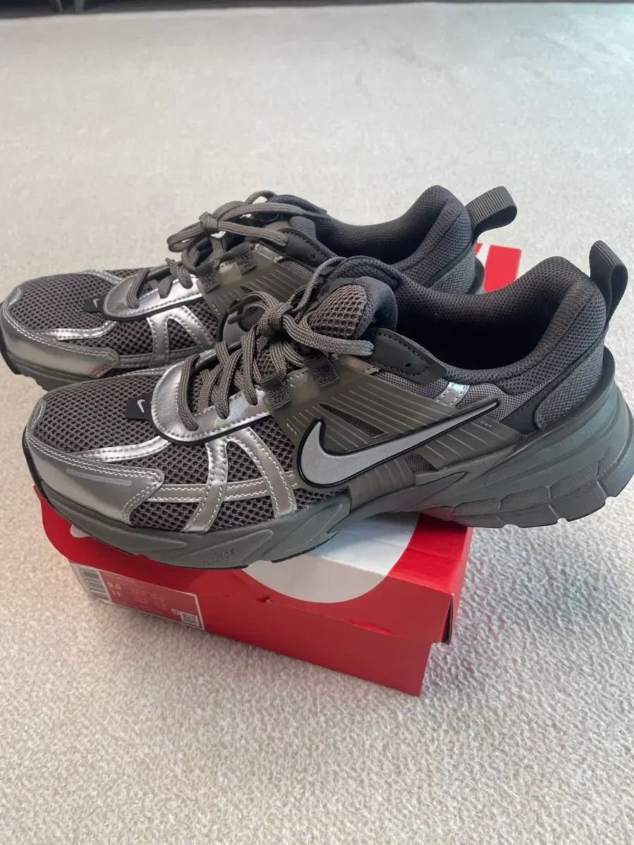 NIKE V 2 K RUN スニーカー ケイブ ストーン|メタリック シルバー 275