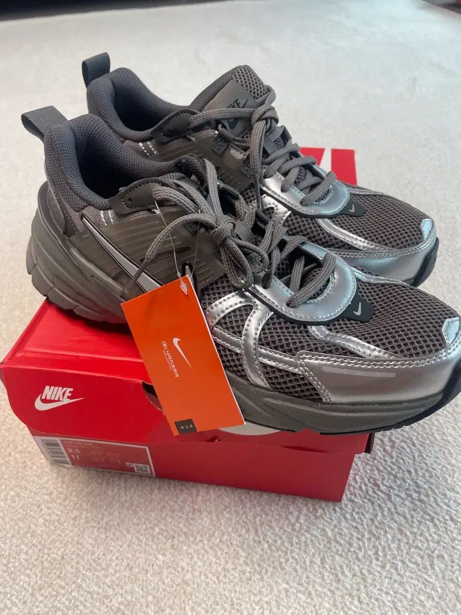 NIKE V 2 K RUN スニーカー ケイブ ストーン|メタリック シルバー 275