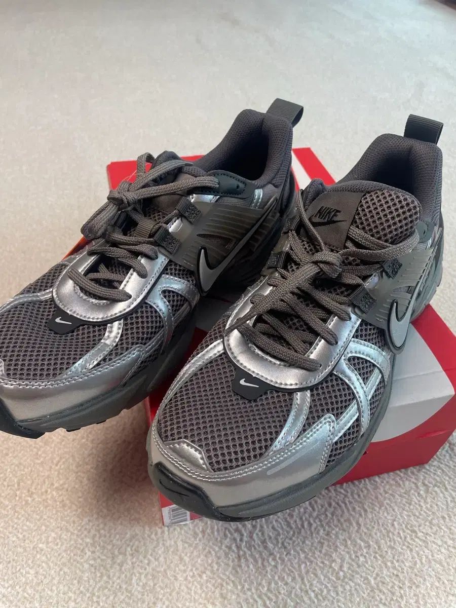  NIKE V 2 K RUN スニーカー ケイブ ストーン|メタリック シルバー 275 スニーカー 靴