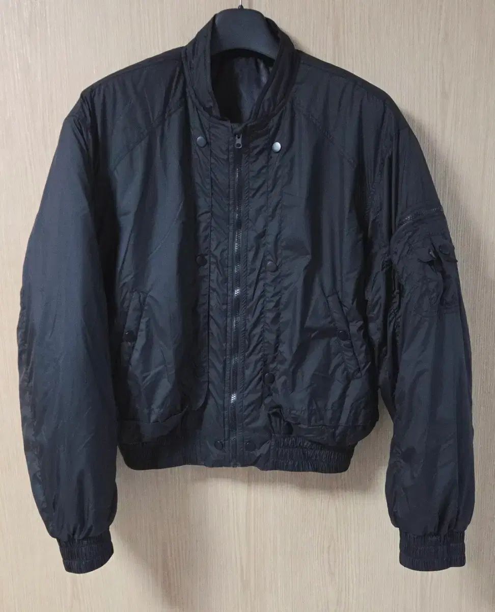 着用画像 UMENT ナイロン クロップド MA-1 ジャケット