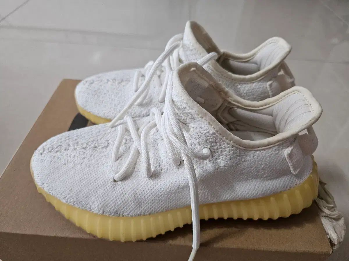 アディダス イージーブースト 350 V 2 白