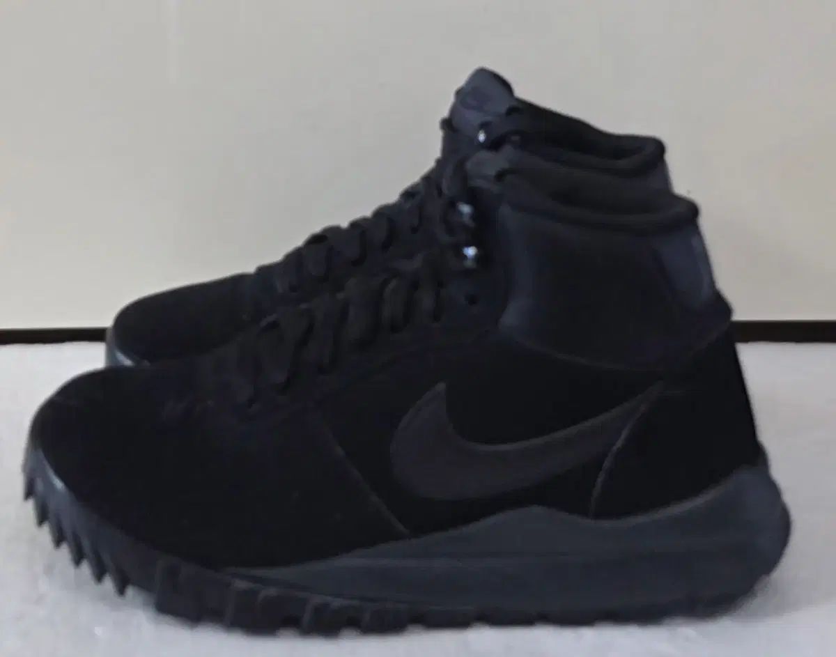 255 ナイキACG フードランド スウェード ミッド トリプルブラック ― 廃盤実物
