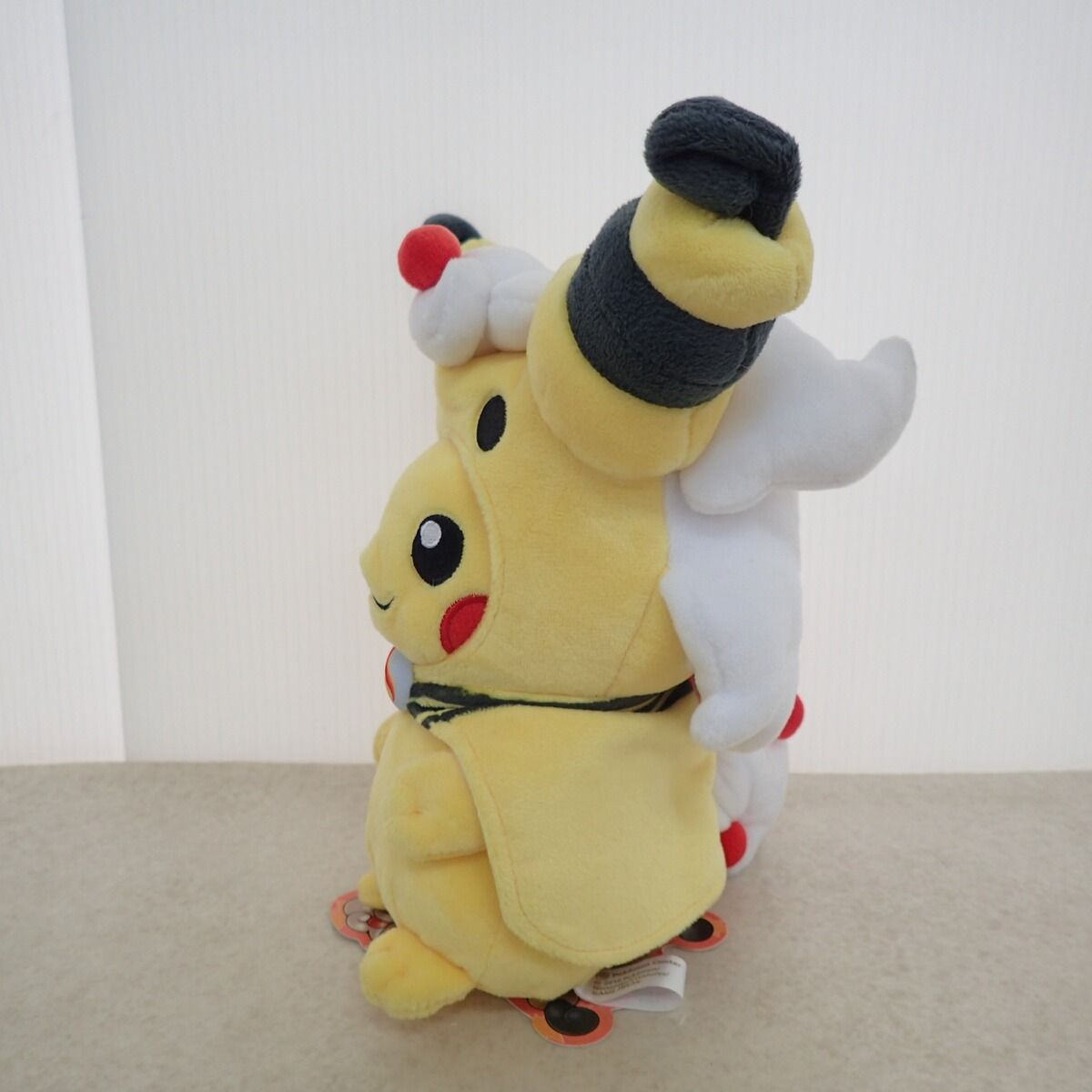 ぬいぐるみ メガデンリュウのポンチョを着たピカチュウ　ポケモンセンター ぬいぐるみ メガデンリュウのポンチョを着たピカチュウ ポケモン