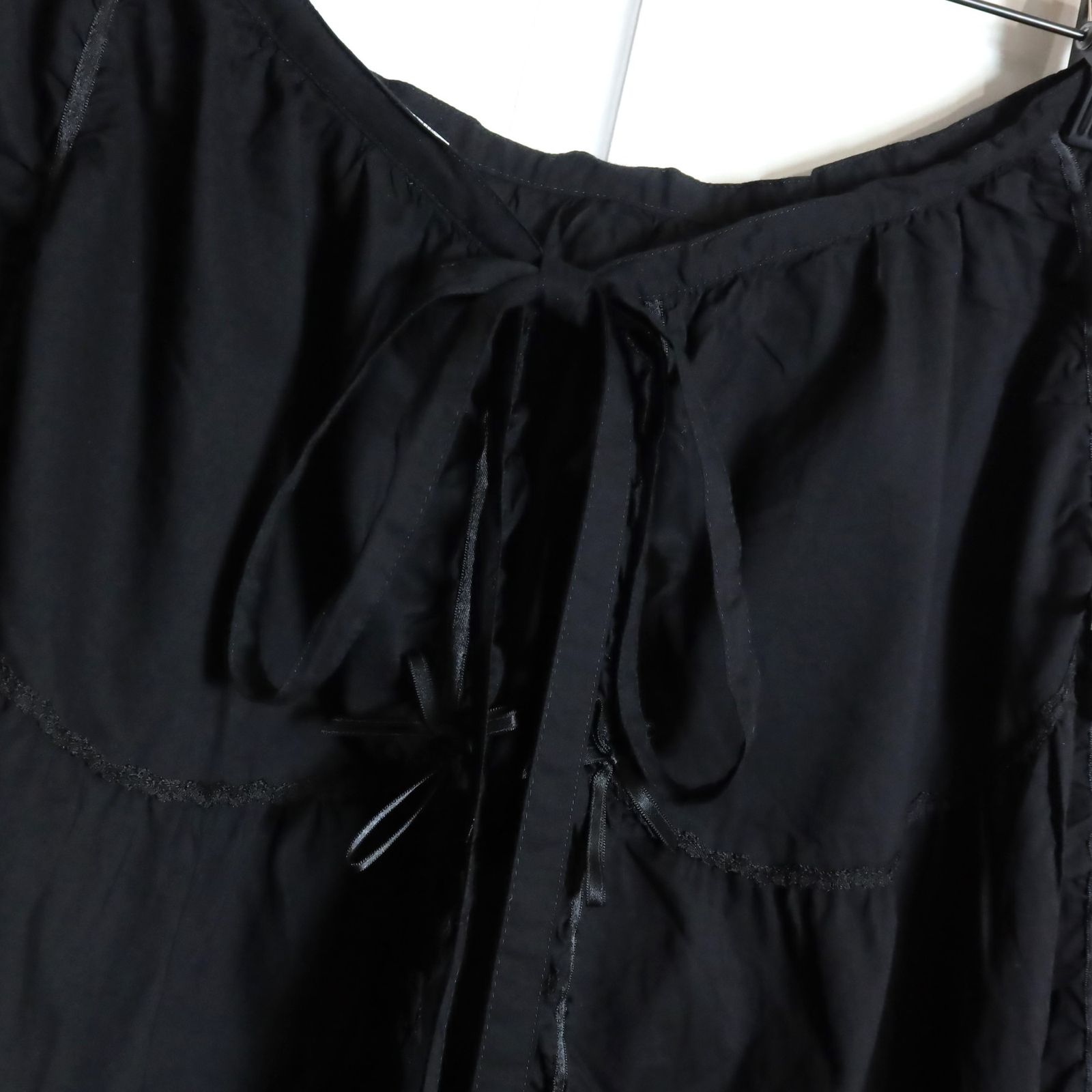 ピンクハウス　エプロン　ダブリエ　黒 ピンクハウス エプロン ダブリエ 黒 たくし上げリボン付きローン