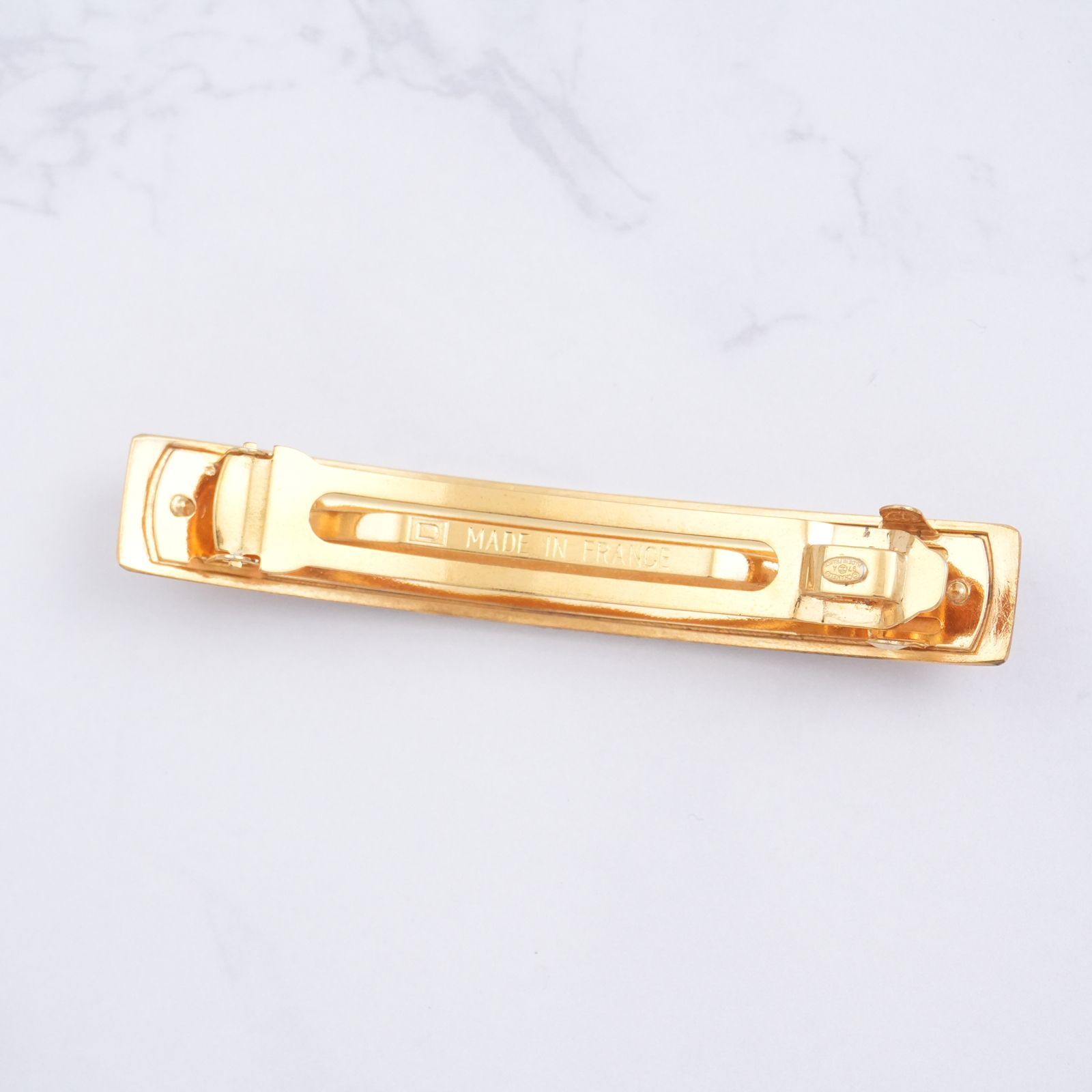 CHANEL ゴールド ロゴ ヘアアクセ　バレッタ CHANEL シャネル ロゴ バレッタ ヘアアクセサリー ゴールド - メルカリ