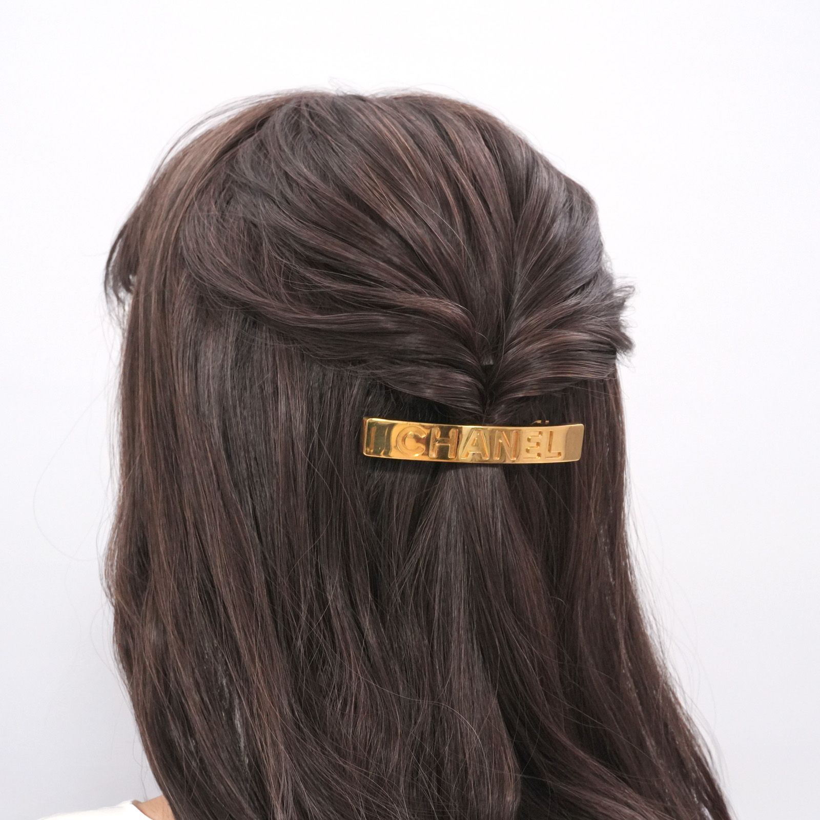 CHANEL ゴールド ロゴ ヘアアクセ　バレッタ CHANEL シャネル ロゴ バレッタ ヘアアクセサリー ゴールド - メルカリ