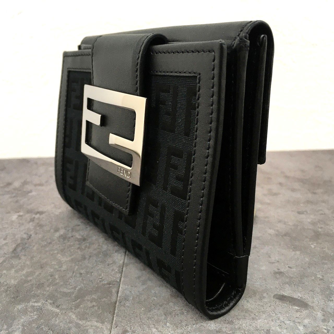 376 送料込み！ 極美品 FENDI Wホック財布 ズッカ柄 箱付き コンパクト