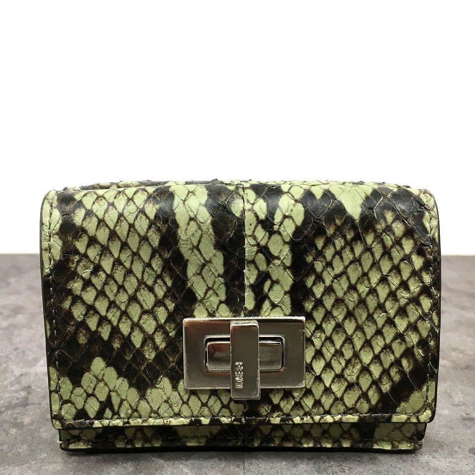 264 み FENDI コンパクトウォレット 8 M 0426 パイソン グリーン系 き