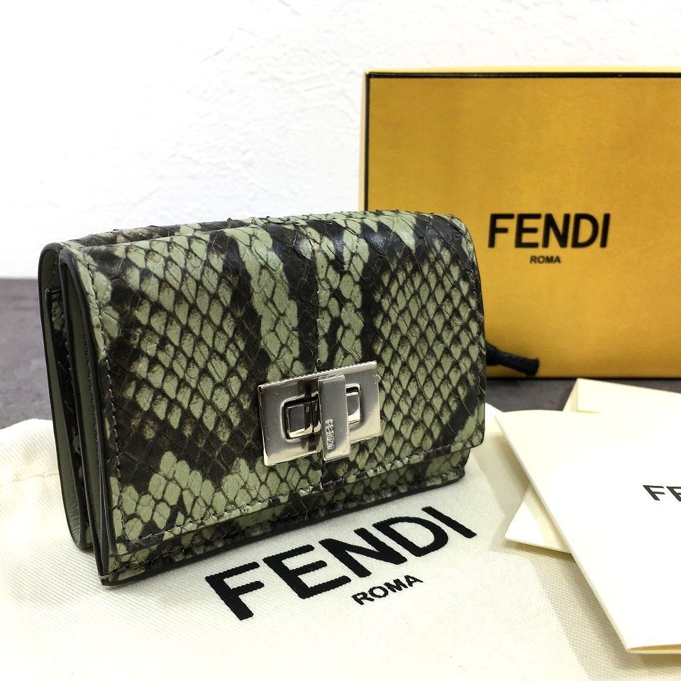 264 み FENDI コンパクトウォレット 8 M 0426 パイソン グリーン系 き