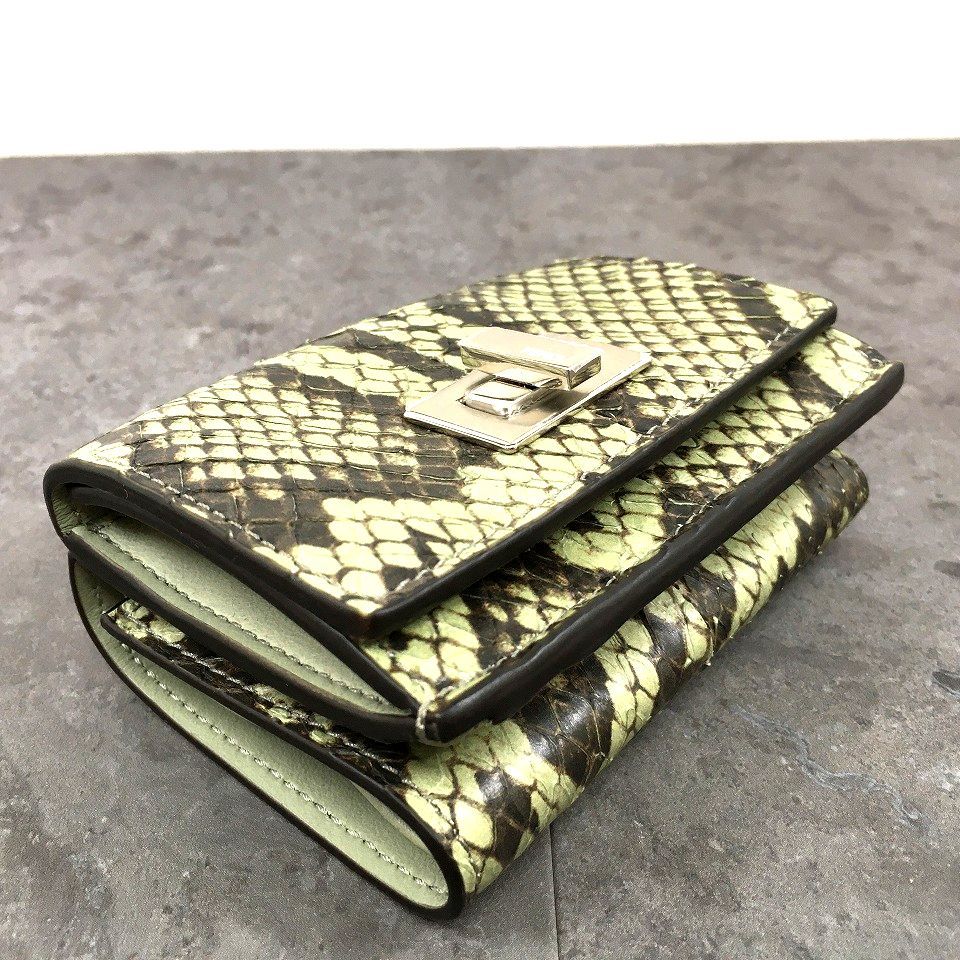  264 み FENDI コンパクトウォレット 8 M 0426 パイソン グリーン系 き 折り財布 小物