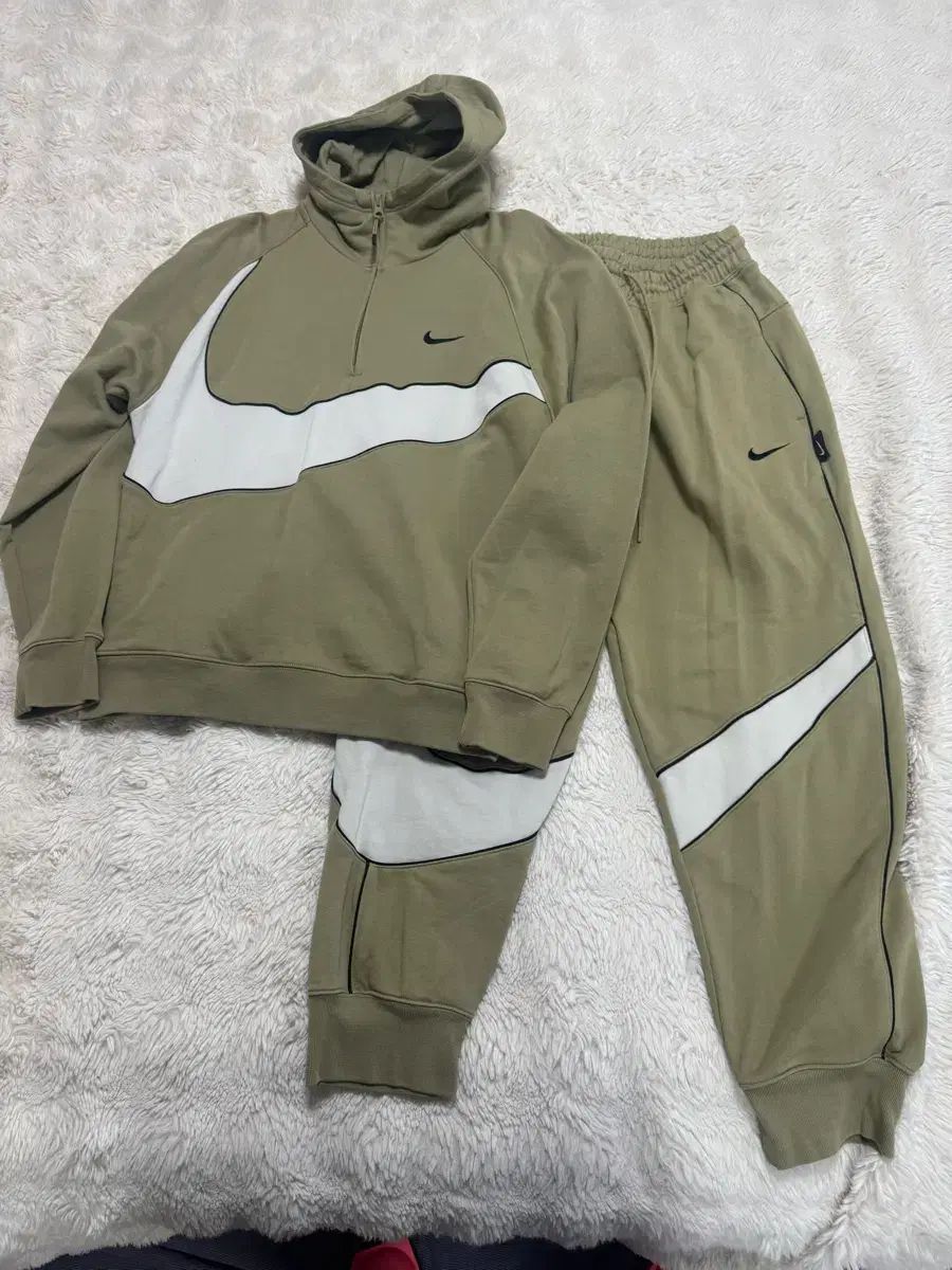 ナイキ スウッシュ ハーフジップアップ フリース フーディー セットアップ