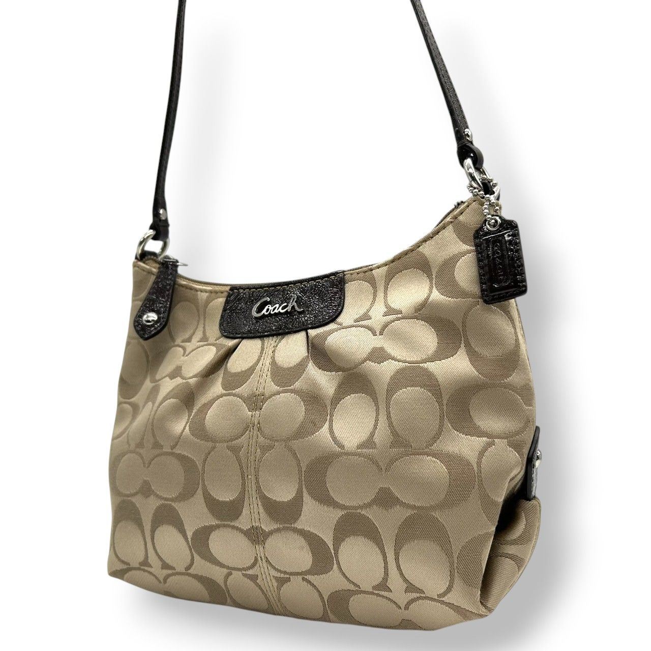 コーチ COACH ショルダーバッグ ポシェット 斜め掛け可 クロスボディ プリーテッド シグネチャー ナイロン パテントレザー ベージュ ブラウン 軽量 コンパクト レディース カジュアル エレガント 鞄 カバン U 8