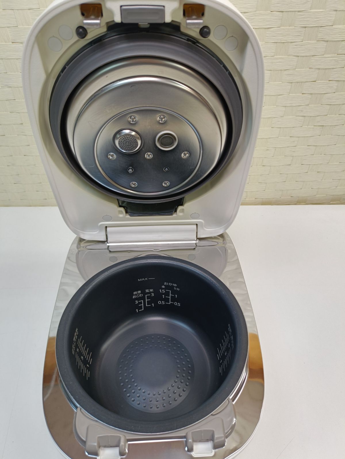  パナソニック Panasonic 急減圧バルブ おどり炊き 全面発熱5段IH式 ホワイト SR-M 10 B IH炊飯器 24年製 5.5合炊き 炊飯器 炊飯器 餅つき機