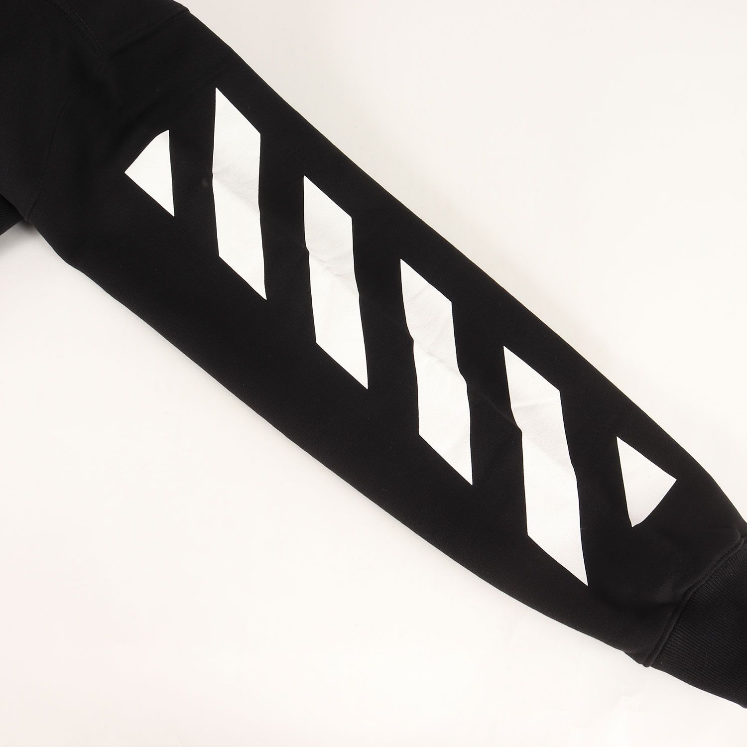 【新品】OFF-WHITE オフホワイト スウェット ブラック 黒 サイズ:XS | 22SS ダイアゴナル オーバーサイズ スウェット トレーナー (Diagonal Helvetica Oversized Swetshirt) | トップス プルオーバー【メンズ】 新品】OFF-WHITE オフホワイト スウェット ブラック 黒 サイズ:XS