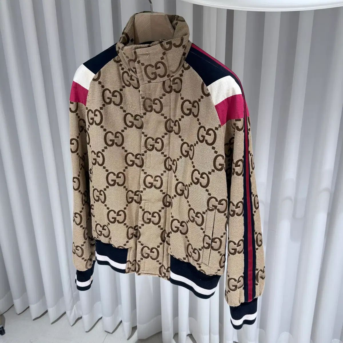 ベージュ ジップアップ