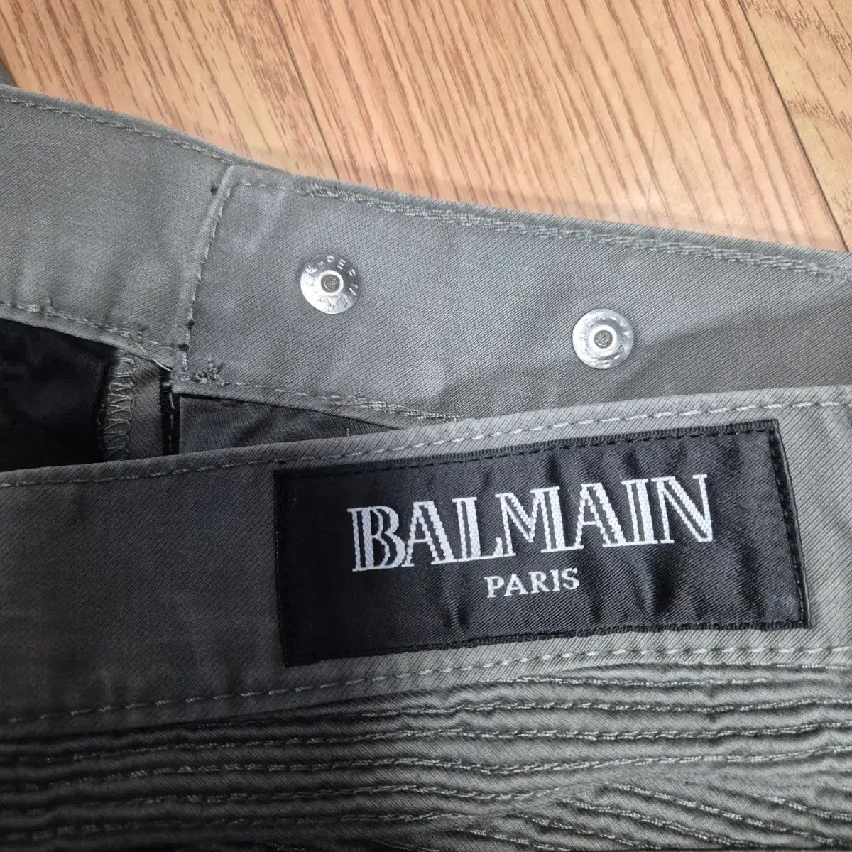 BALMAIN バルマン カーキ色 バイカー カーゴ ズボン - メルカリ