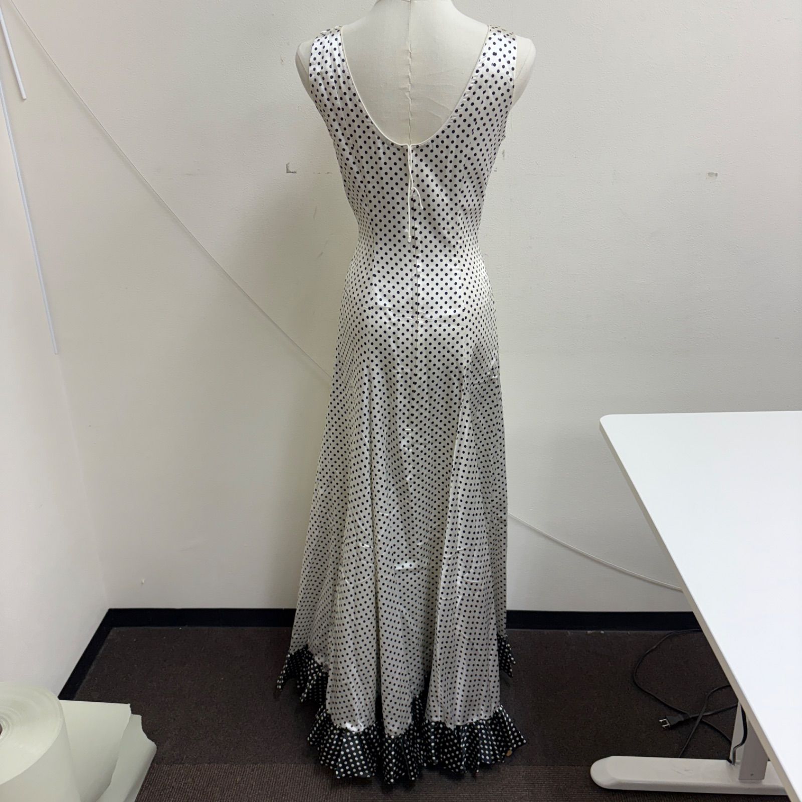 フラメンコ衣装 ドレス フリル 白 黒 ドット サテン生地 - メルカリ