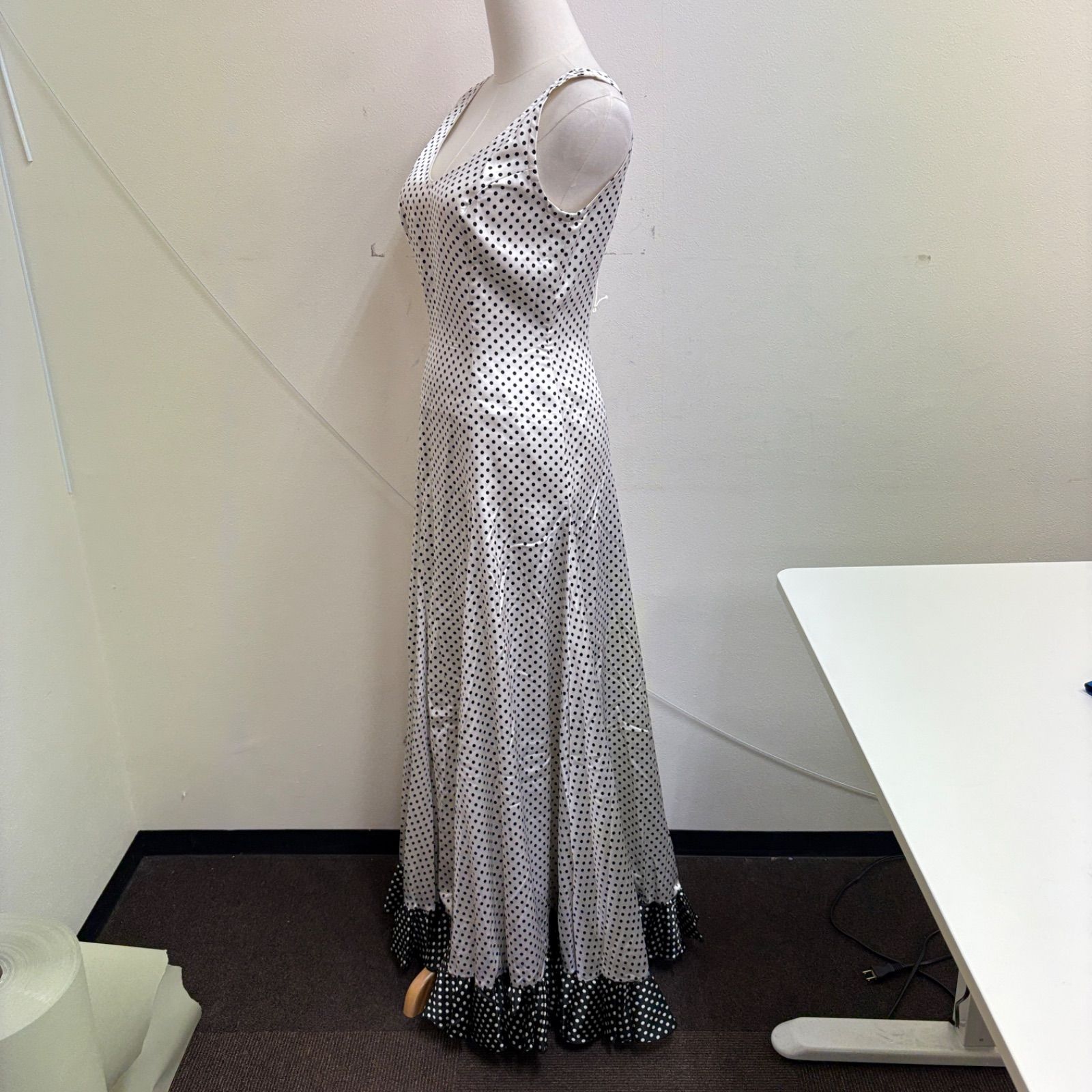 フラメンコ衣装 ドレス フリル 白 黒 ドット サテン生地 - メルカリ