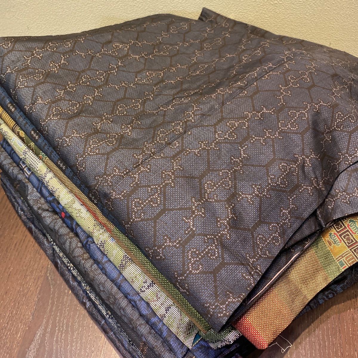 大島紬まとめ売り10枚セット　リメイク素材用 まとめ売り】正絹大島紬10枚 リメイク素材 ハンドメイド向け - メルカリ