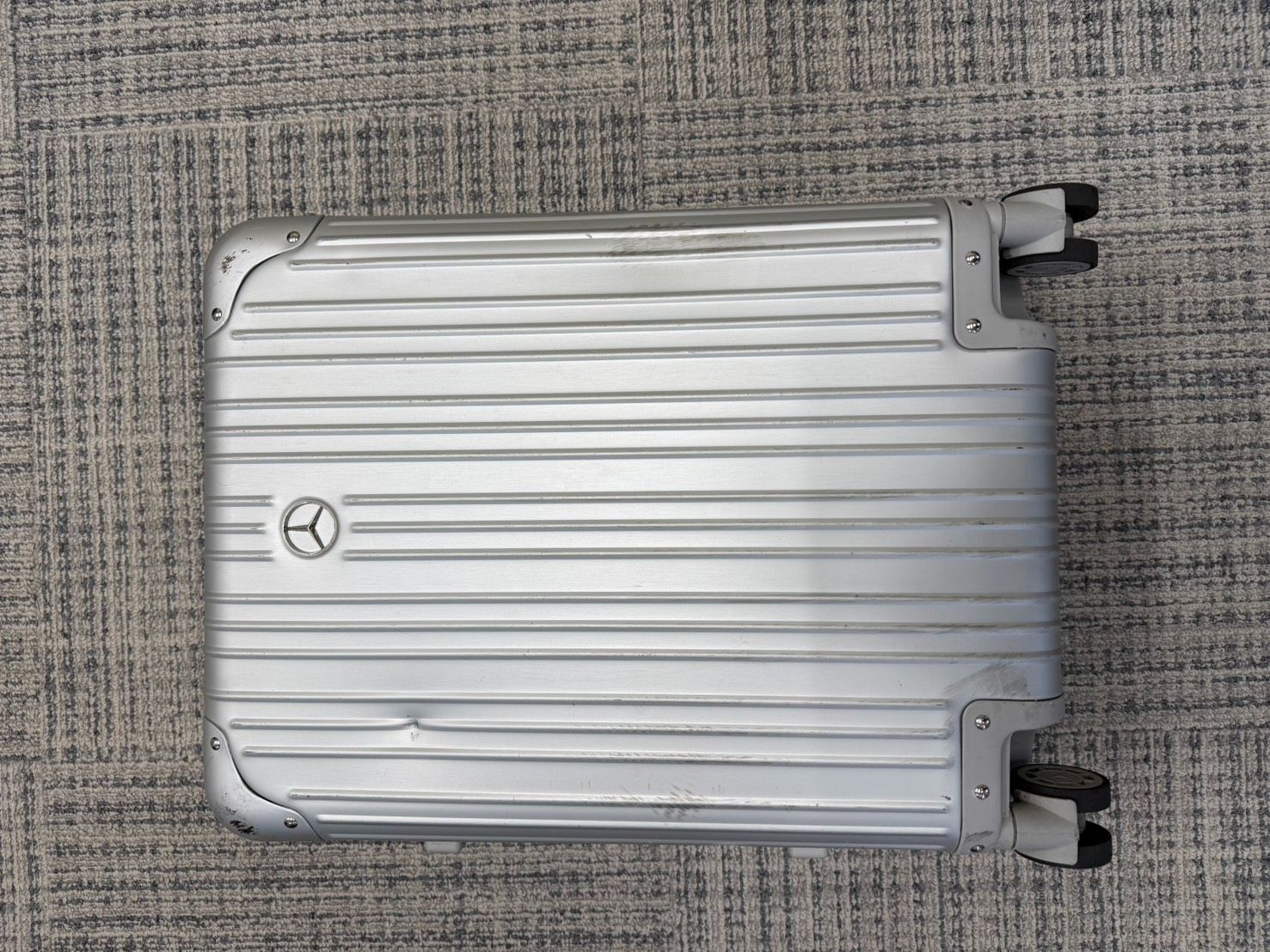 メルセデス　シルバーキャリーケース メルセデスベンツ シルバー キャリーケース 32ℓ 機内持ち込み可