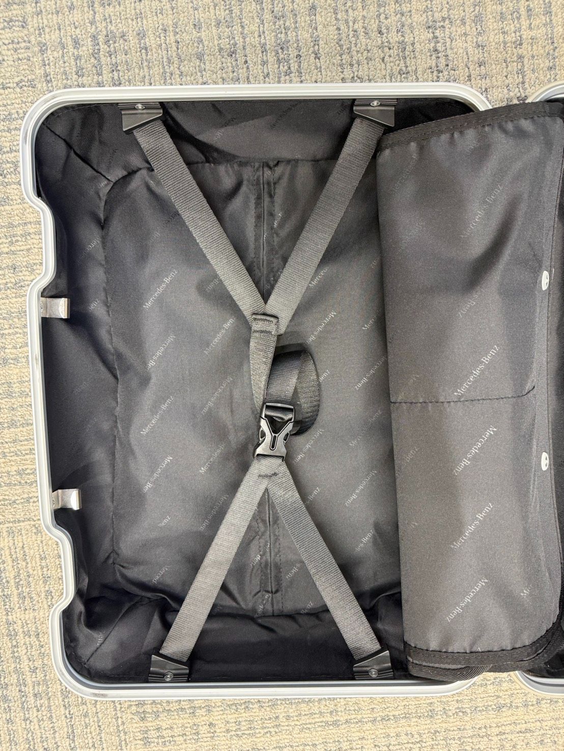 メルセデス・ベンツ シルバーキャリーケース メルセデスベンツスーツケース