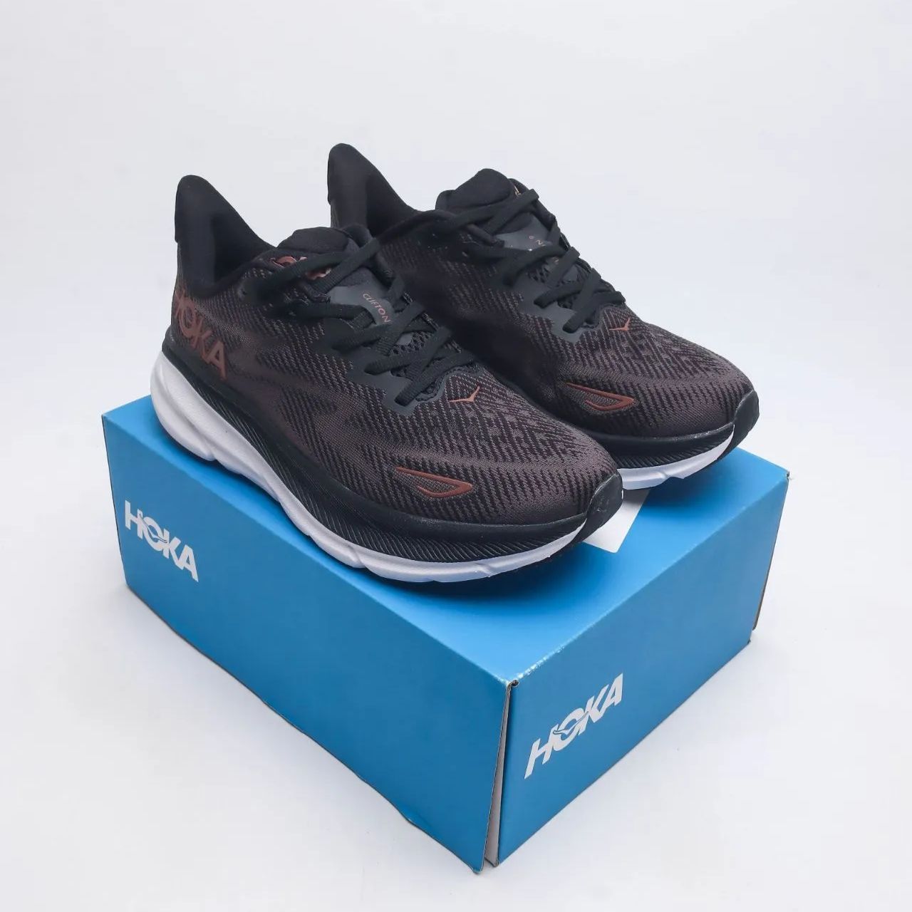 ホカオネオネ CLIFTON 9 クリフトン ランニングシューズ ランニング ロード マラソン ランシュー 厚底 男女兼用 ブラック×レッド JP 24